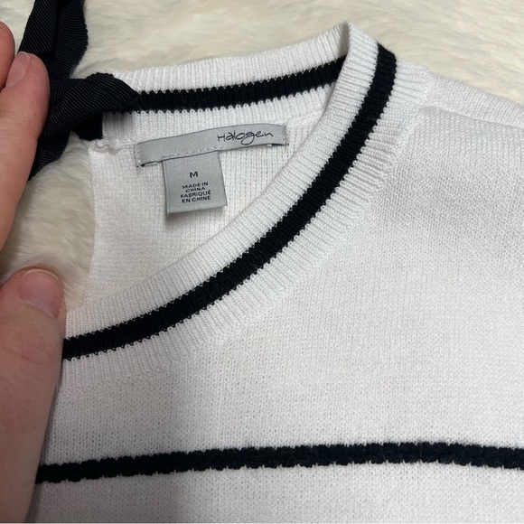 Halogen black and white stretch top with bow closure in‎ back - Picture 2 of 4